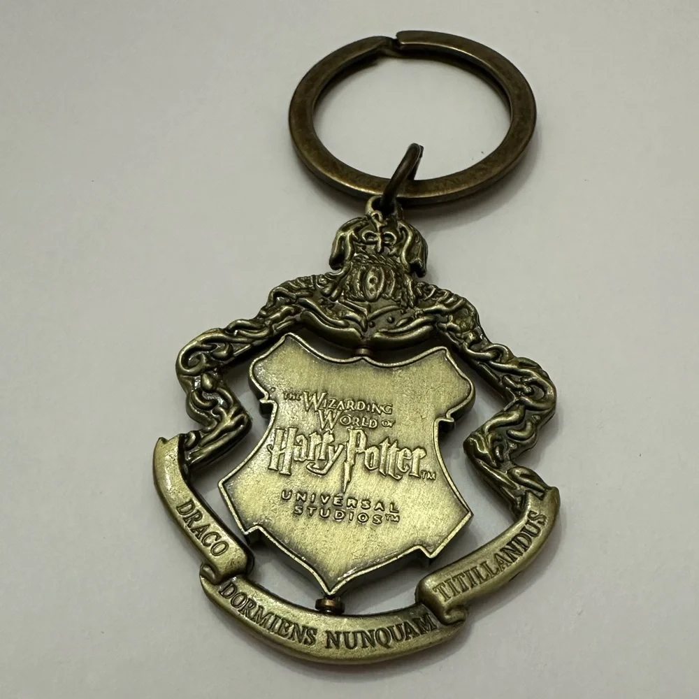 NWOT Universal Studios The Wizarding World of Harry Potter Crest Keychain
